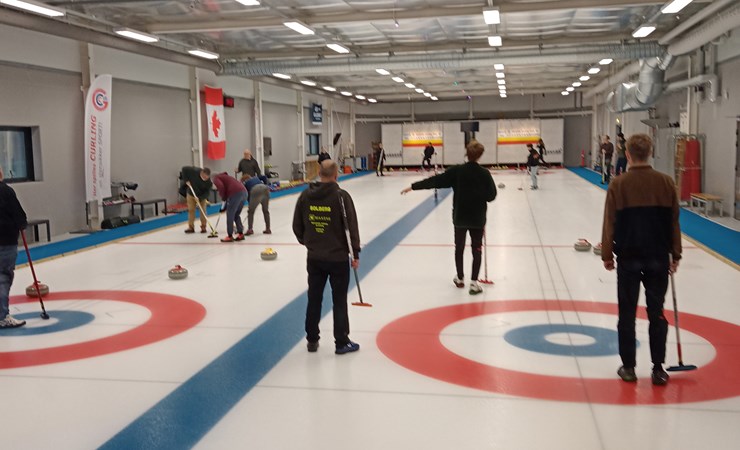 8 hold deltager i Curl-&-Fun-turnering